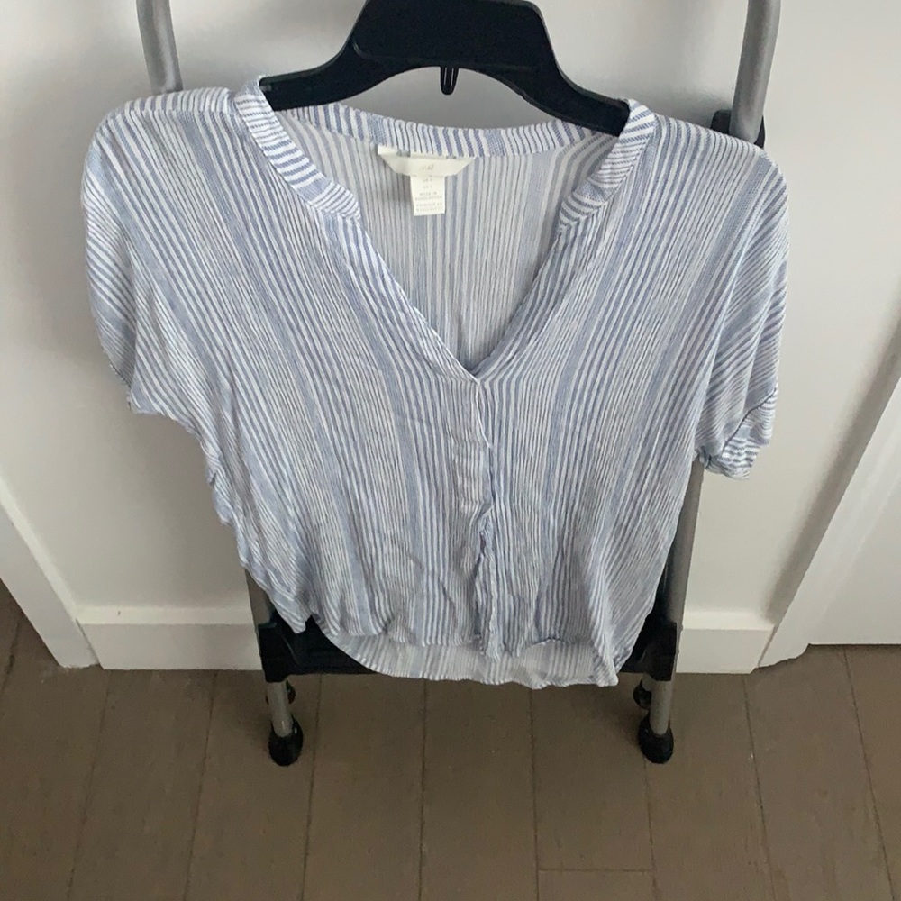 H&M blue and white top